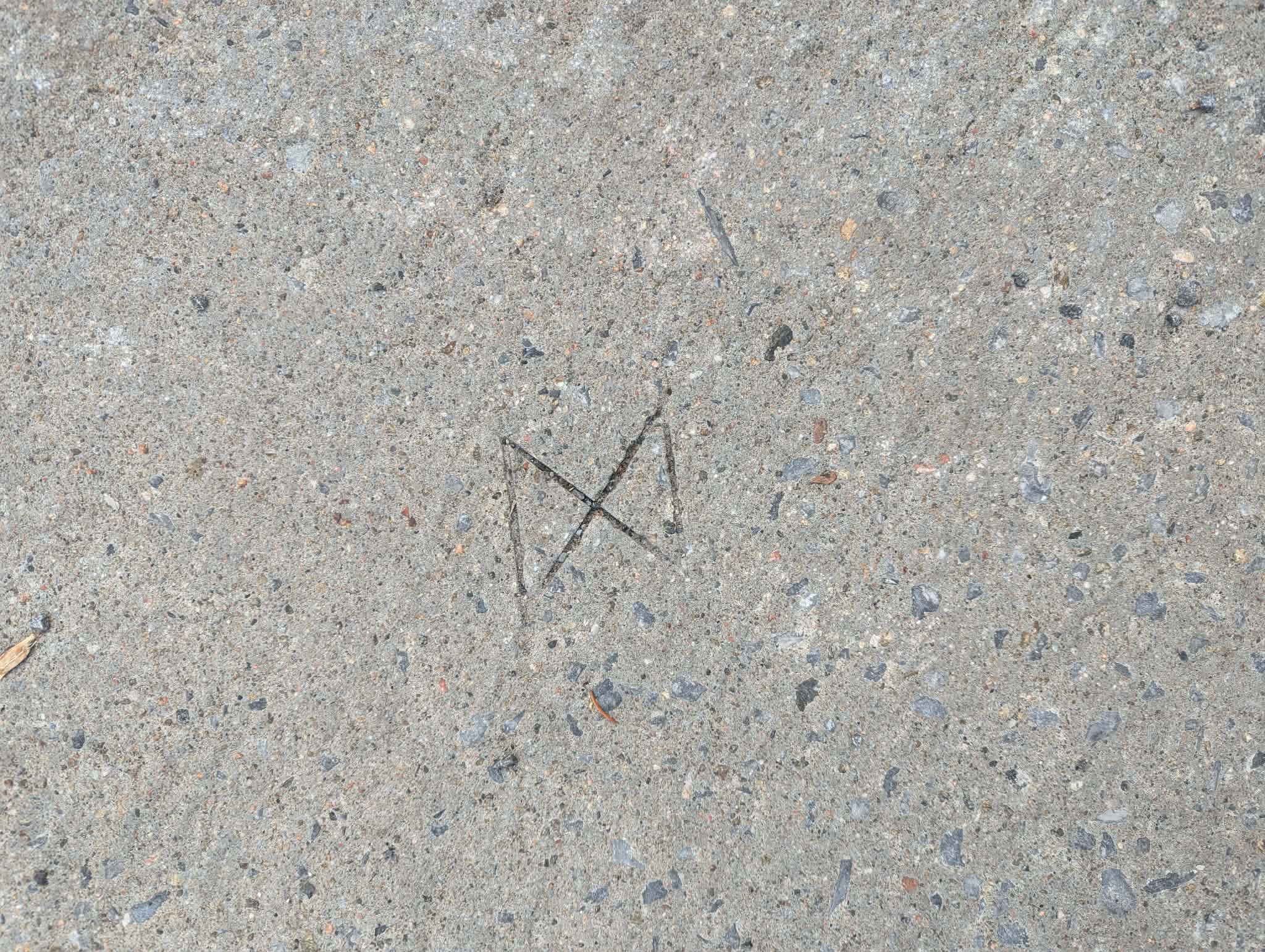Rune Dagaz gravée dans le trottoir