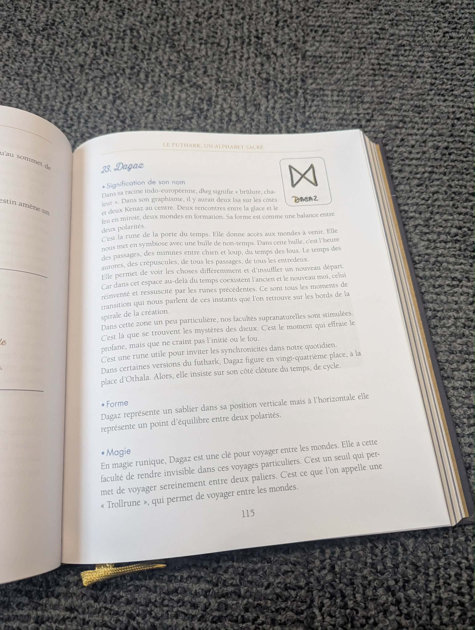 Dictionnaire ouvert sur la rune Dagaz